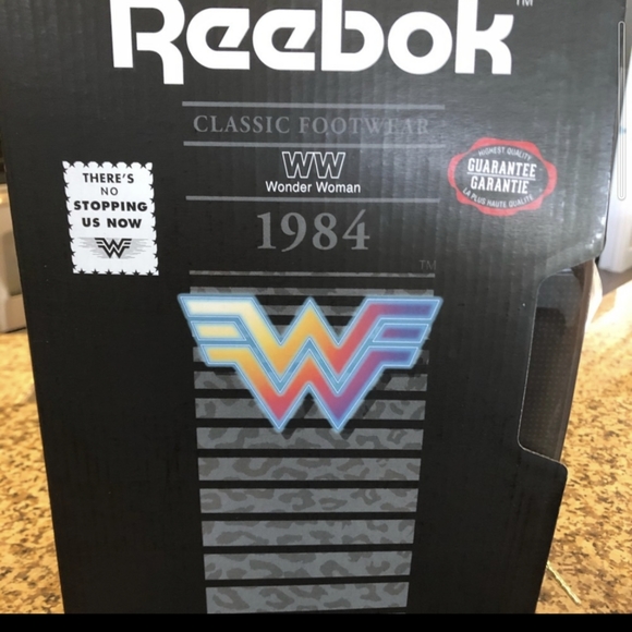 Rare wonder woman 1984 limited edition gold hologram Reebok's Men's 7/Wmn's 8.5 - Picture 4 of 6